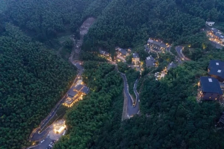 ���ı����������ʽṹ���к�ɽ�صĵ���¥�ṹ