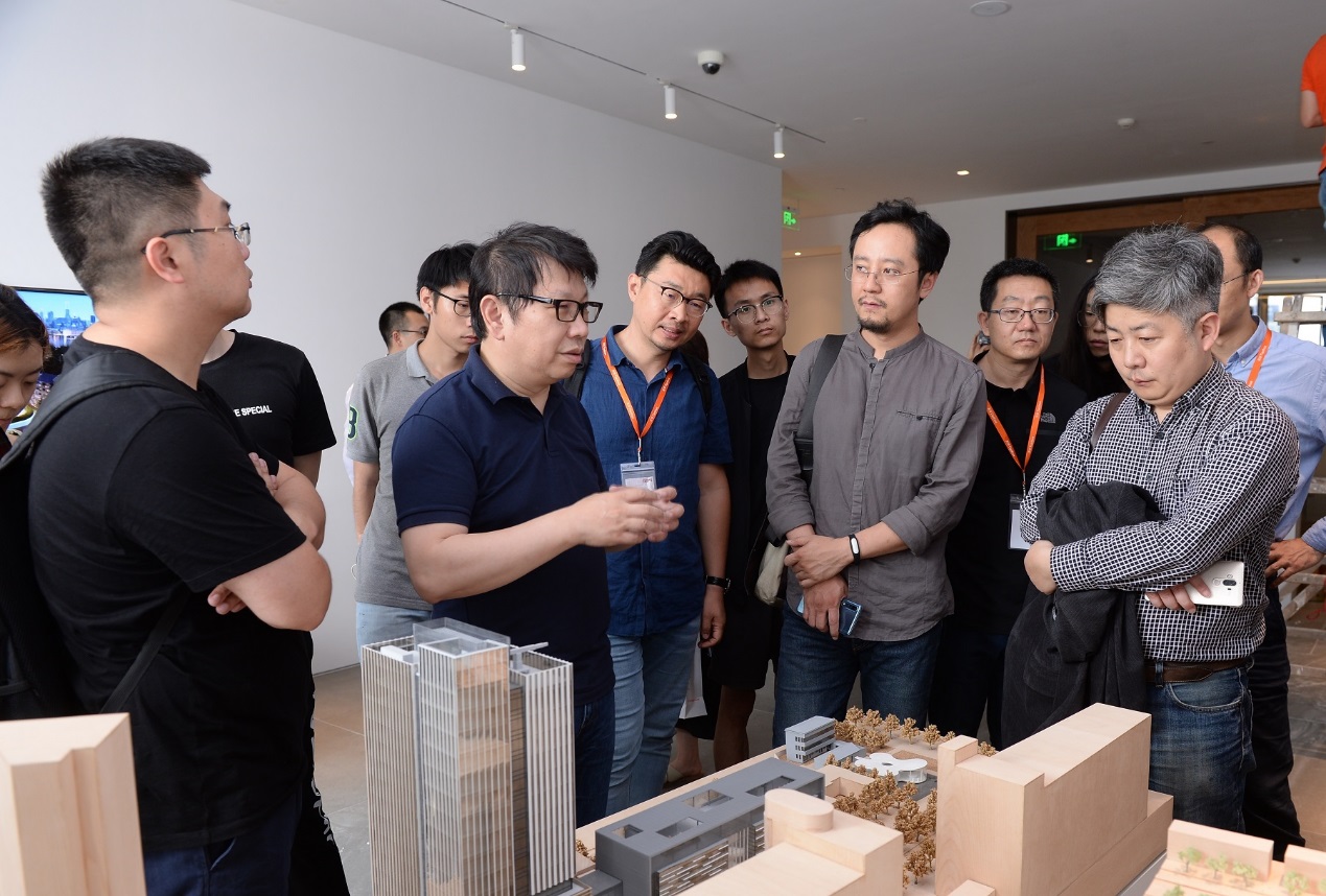 �������Ͻ�ҵ��Ƹ�Уʦ������XPJ�칫�ռ�