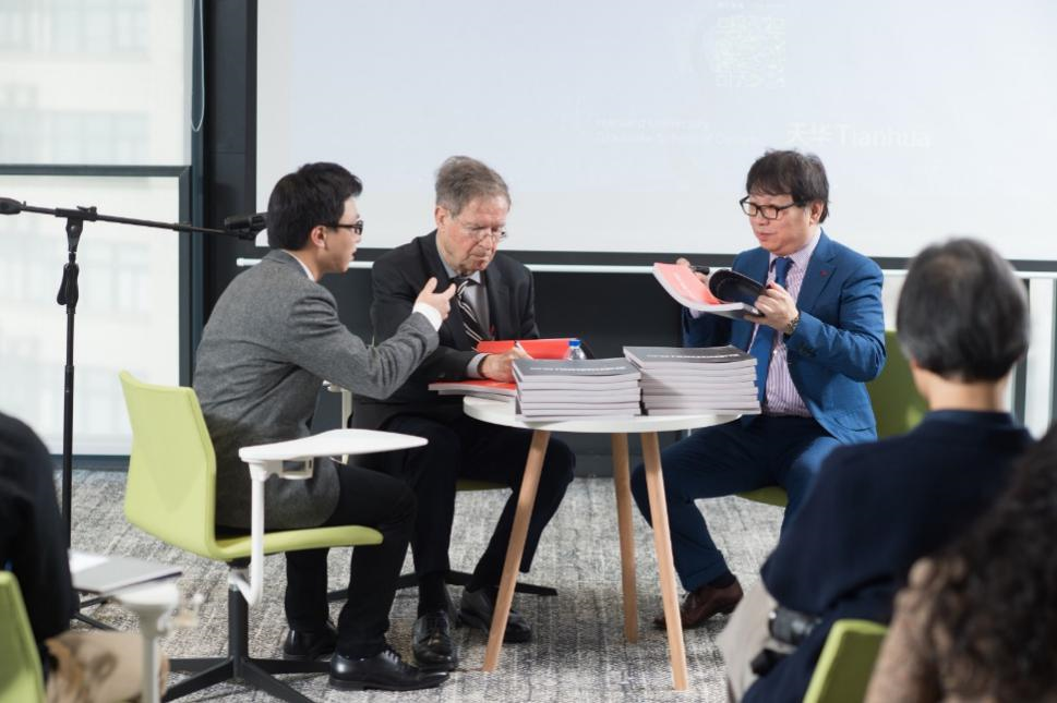 ¹þ·ð²¼Ë¹¿Ë´Ä½ÌÊÚ¡¢Ñî¶¡ÁÁÏÈÉúÓëXPJ¼¯ÍÅ×ÜÐÞ½¨Ê¦»ÆÏòÃ÷ÏÖ³¡Ê鼮ǩ·¢